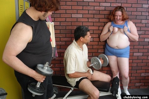 Fat older redhead Adrienne sucks and fucks two cocks in weight room | Фото 2