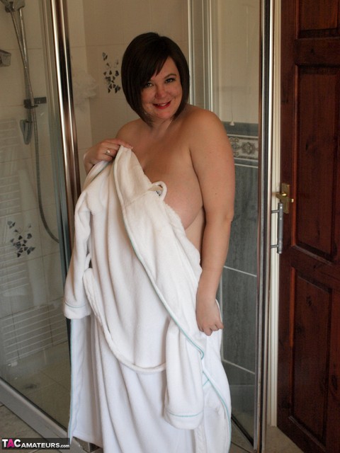 Amateur BBW Roxy removes a bathrobe before getting soaped up in the shower | Фото 4