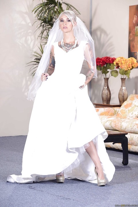 Stunning blonde bride in glamorous dress uncovering her tattooed curves | Фото 1