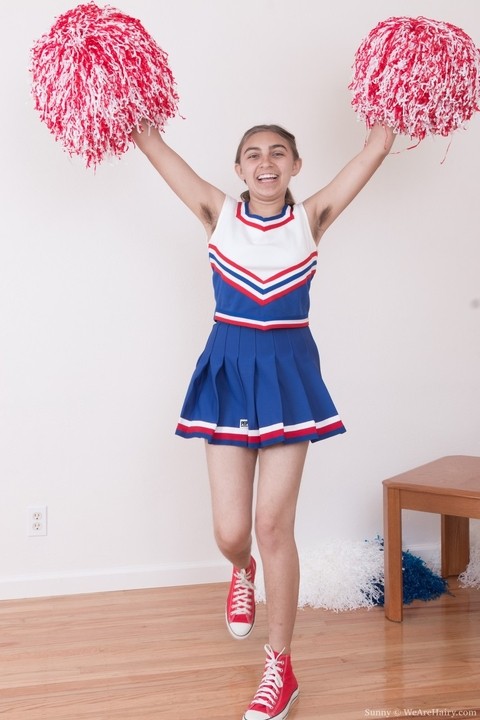 Teen cheerleader Sunny flashes her hairy crotch while stripping and dancing | Фото 1