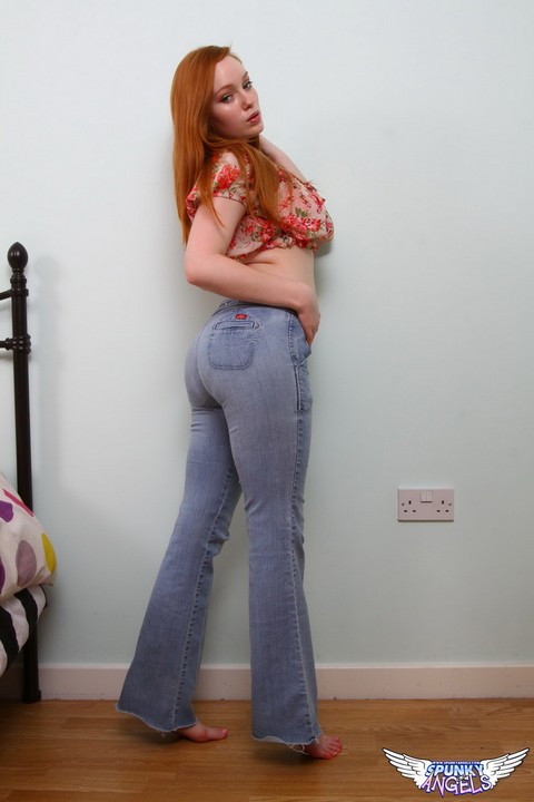 Pale redhead Kloe Kane sheds cropped top and faded jeans to model naked | Фото 2