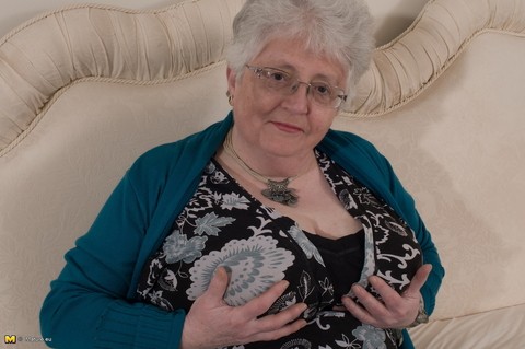 Overweight British grandmother covers her naked boobs with her hands | Фото 9