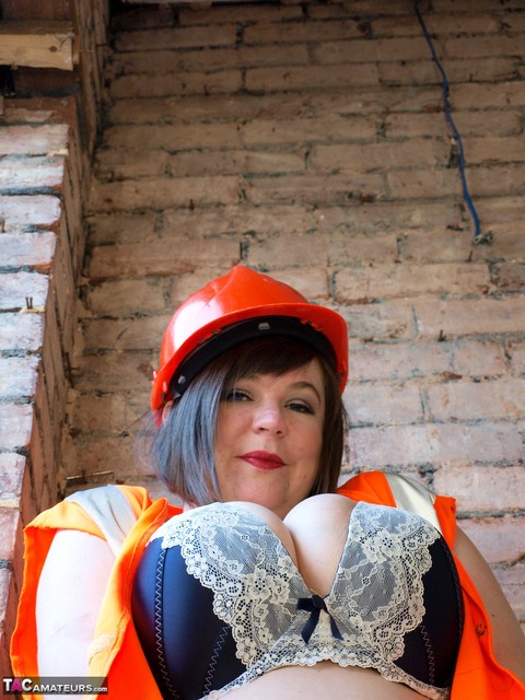 Amateur fatty Roxy gets naked on a staircase in a hardhat and boots | Фото 6