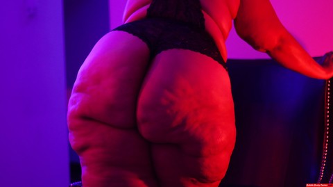 Morbidly obese amateur Red Thunder Thighz displays her cellulite ridden butt | Фото 4