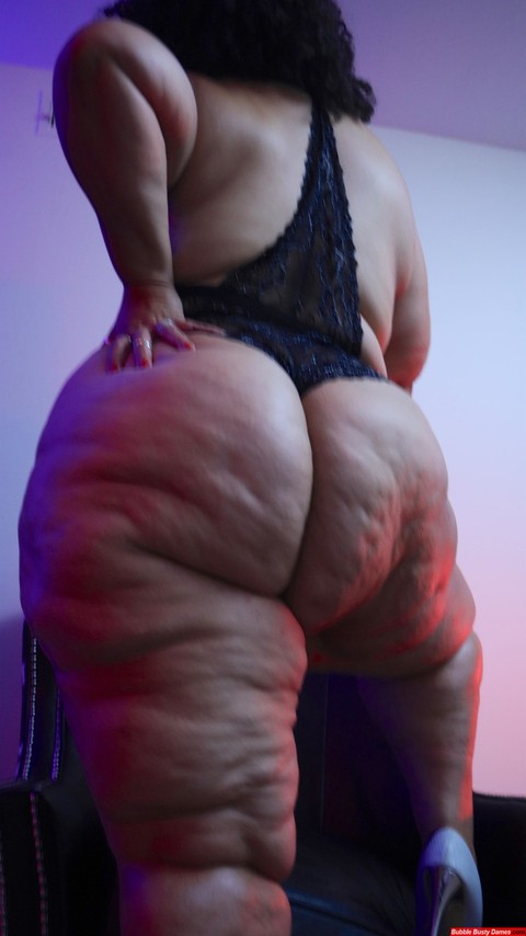 Morbidly obese amateur Red Thunder Thighz displays her cellulite ridden butt | Фото 8