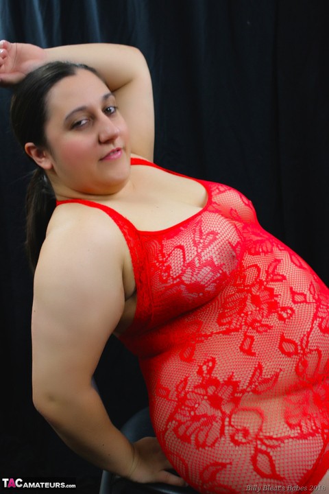 Amateur BBW Kimberly Scott poses non nude in red lingerie and matching hosiery | Фото 10