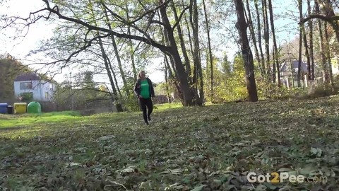 White girl Naomi Bennet takes a piss in a park on a chilly day | Фото 1