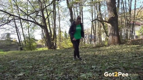 White girl Naomi Bennet takes a piss in a park on a chilly day | Фото 14