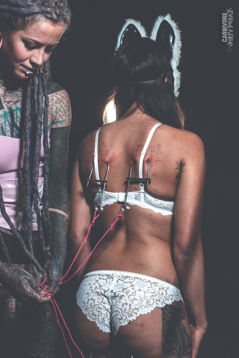 Tattooed chick suspends her lesbian lover after tying her up with ropes | Фото 16