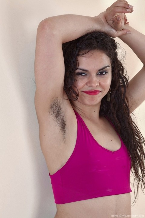 Dark haired amateur pulls down her leggings to expose her hairy muff | Фото 1