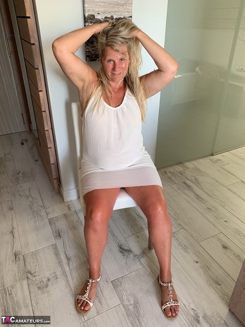 Thick older woman Sweet Susi exposes tan lined tits after hiking up her dress | Фото 2