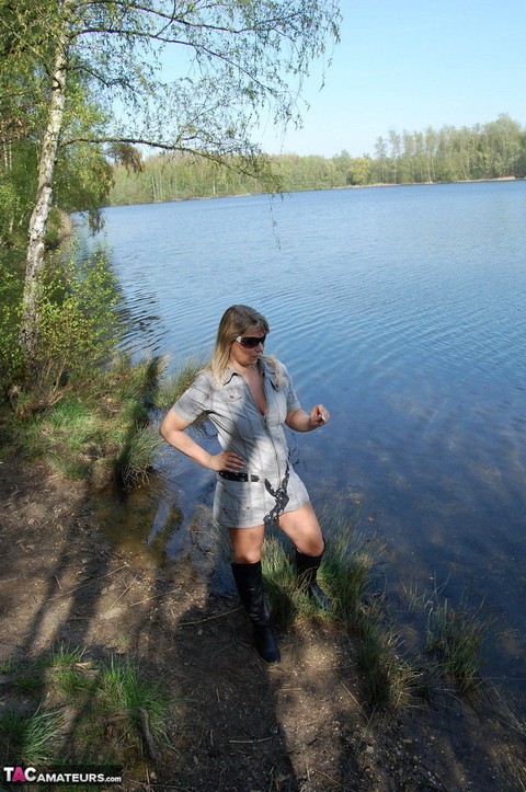 Older amateur Sweet Susi gets naked by the lake after having a smoke | Фото 5