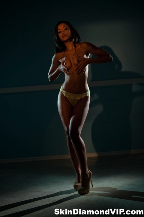 Sexy ebony Skin Diamond sheds yellow hot lingerie to pose naked on the stage | Фото 9