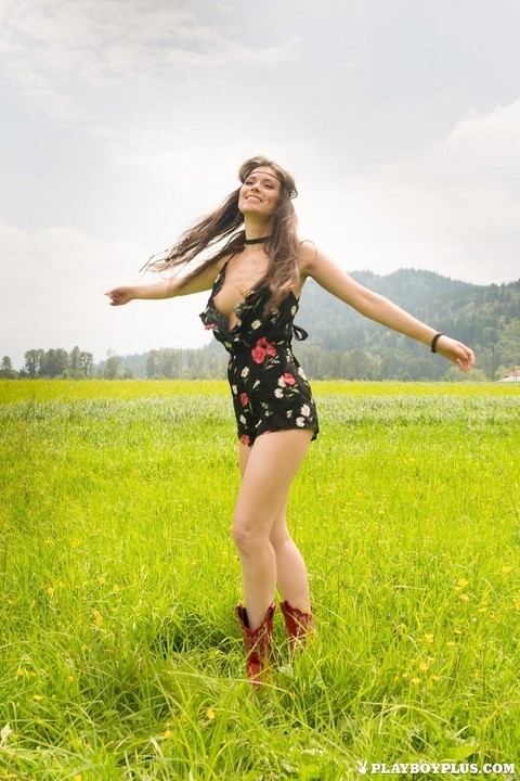 Solo girl Muirina Fae models cowgirl boots for centerfold shoot in the country | Фото 1