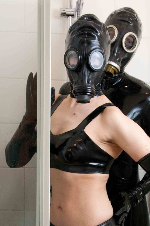 Amateur chick Jana Puff and a lesbian model gas masks and latex in a bathroom | Фото 1