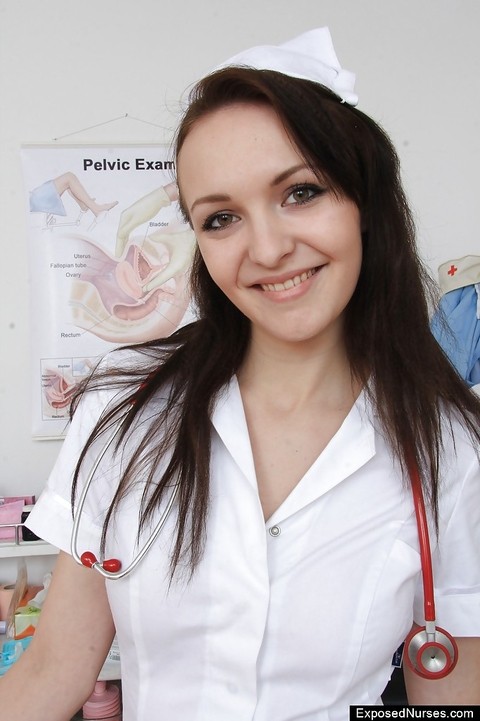 Pretty brunette nurse Belle masturbating pussy with a vibrator | Фото 2