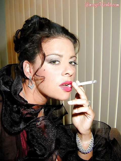 Busty stocking and lingerie clad MILF Linsey Dawn McKenzie having a smoke | Фото 5