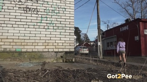 Short taken girl Rita ducks behind a building to take an urgent piss | Фото 15