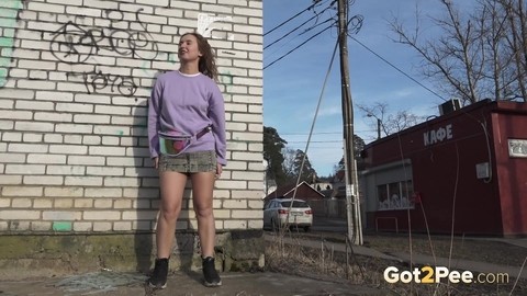 Short taken girl Rita ducks behind a building to take an urgent piss | Фото 2