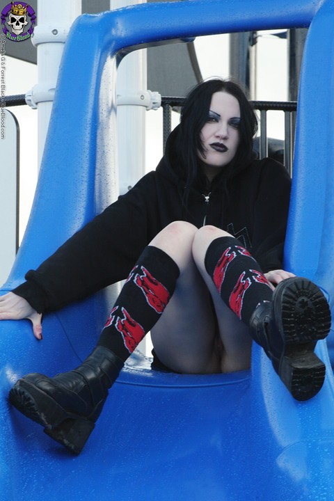 Goth girl Charlie exposes her upskirt pussy on a public playground | Фото 11