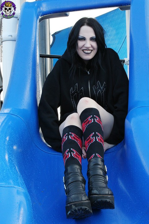 Goth girl Charlie exposes her upskirt pussy on a public playground | Фото 12