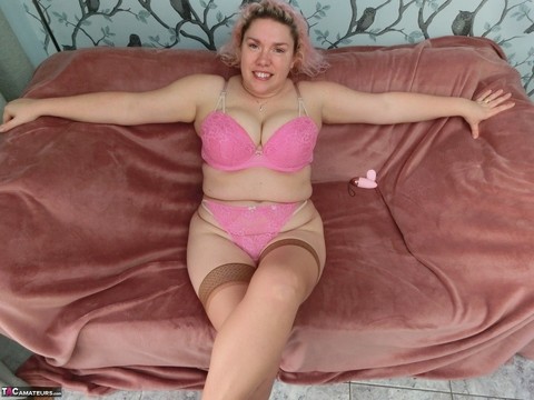 Older amateur Barby masturbates with a sex toy while on a loveseat | Фото 7