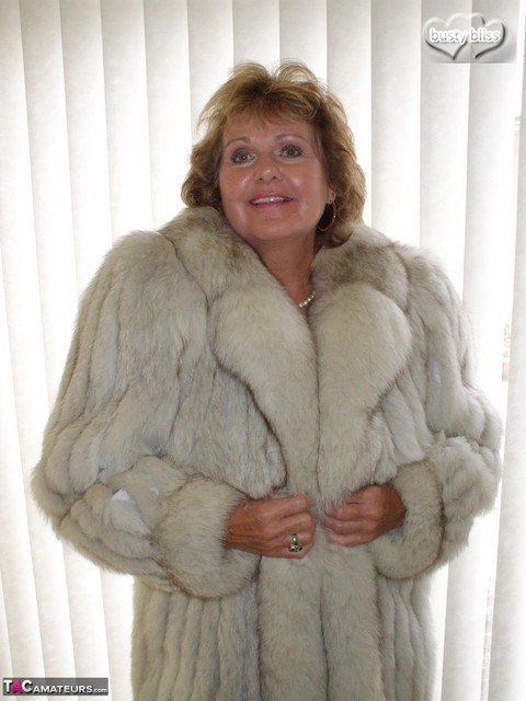 Mature amateur Busty Bliss exposes her tan lined tits while wearing a fur coat | Фото 1