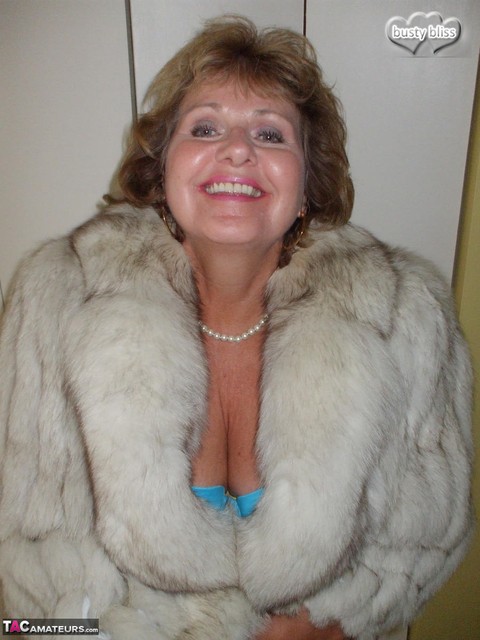 Mature amateur Busty Bliss exposes her tan lined tits while wearing a fur coat | Фото 4