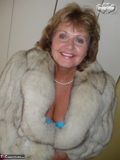 Mature amateur Busty Bliss exposes her tan lined tits while wearing a fur coat | Фото 5