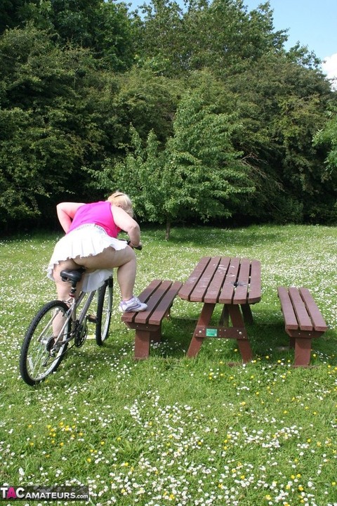 Fat grandmother Lexie Cummings goes for a bike ride in the nude | Фото 1