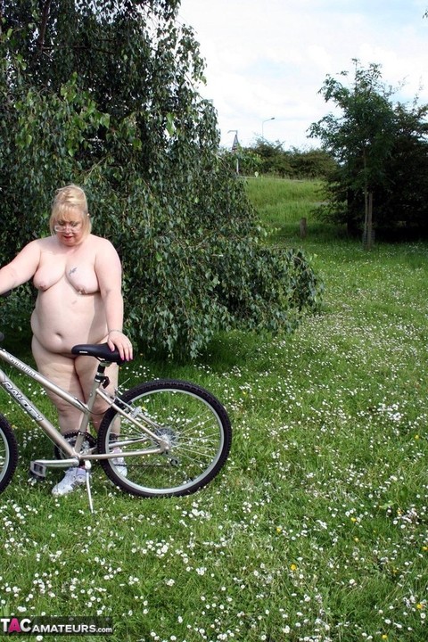 Fat grandmother Lexie Cummings goes for a bike ride in the nude | Фото 12