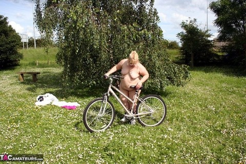 Fat grandmother Lexie Cummings goes for a bike ride in the nude | Фото 13