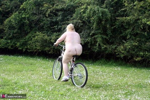 Fat grandmother Lexie Cummings goes for a bike ride in the nude | Фото 15