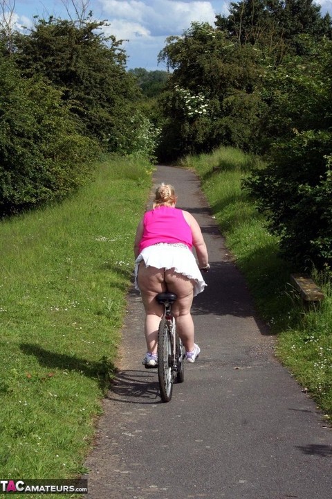 Fat grandmother Lexie Cummings goes for a bike ride in the nude | Фото 17