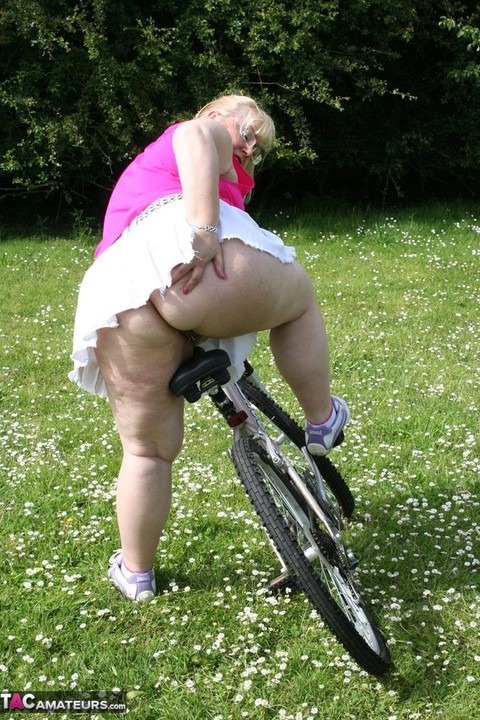 Fat grandmother Lexie Cummings goes for a bike ride in the nude | Фото 2