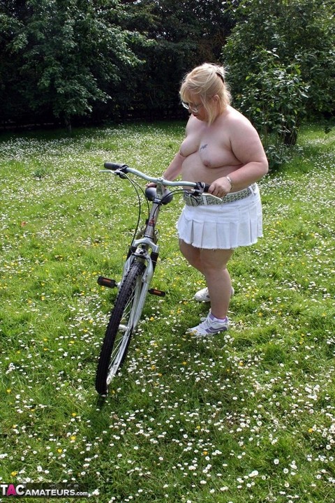 Fat grandmother Lexie Cummings goes for a bike ride in the nude | Фото 5