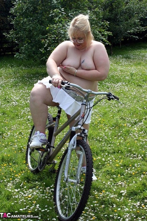 Fat grandmother Lexie Cummings goes for a bike ride in the nude | Фото 6