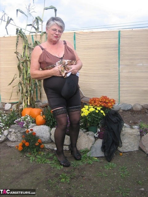 Fat nan Girdle Goddess sets her saggy boobs free of a girdle in the backyard | Фото 10