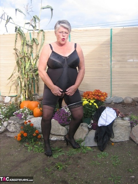 Fat nan Girdle Goddess sets her saggy boobs free of a girdle in the backyard | Фото 16