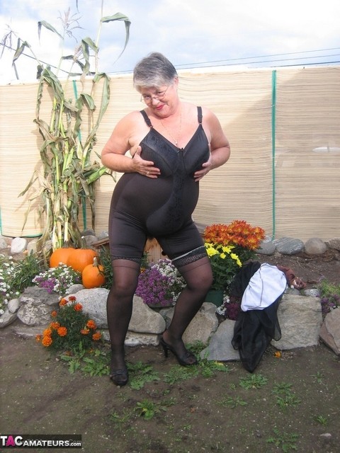 Fat nan Girdle Goddess sets her saggy boobs free of a girdle in the backyard | Фото 17