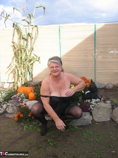 Fat nan Girdle Goddess sets her saggy boobs free of a girdle in the backyard | Фото 18