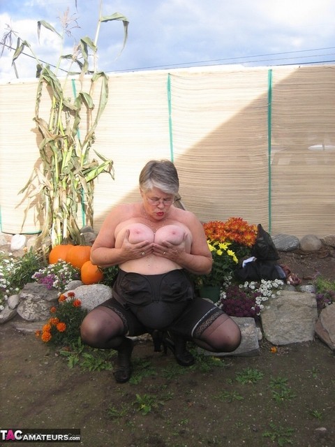 Fat nan Girdle Goddess sets her saggy boobs free of a girdle in the backyard | Фото 19