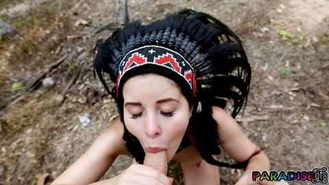 Naked gf Cassie Fire wears a headdress during a POV blowjob in the woods | Фото 11