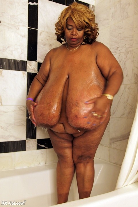 Mature ebony BBW Norma Stitz washing her giant natural tits in the shower | Фото 15