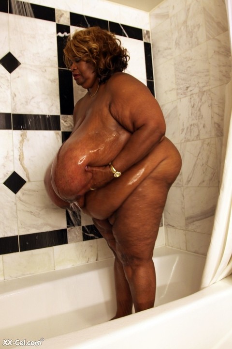 Mature ebony BBW Norma Stitz washing her giant natural tits in the shower | Фото 16