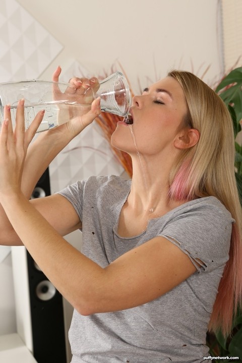 Naughty blonde Delphine wets her shorts before drinking her own piss | Фото 10