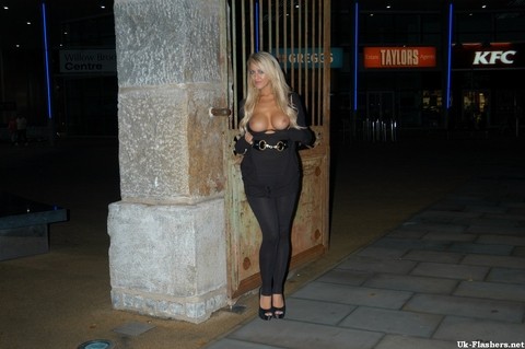 Blonde female from the UK flashes her tits on the street at night | Фото 13