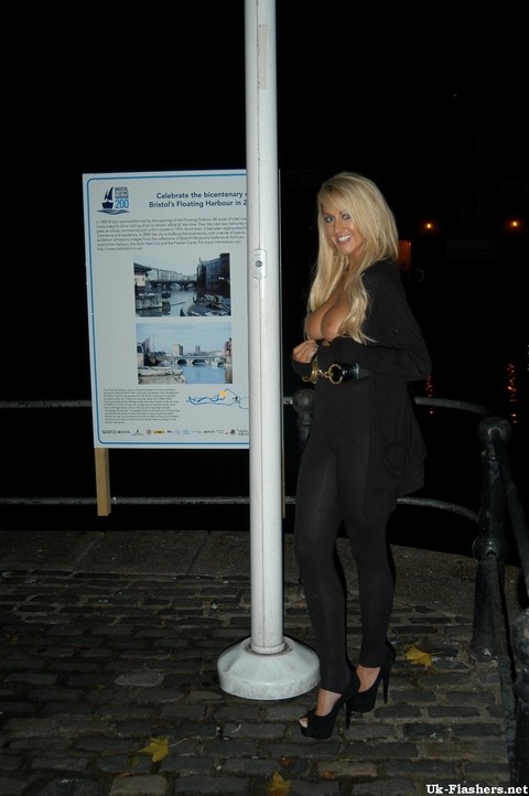 Blonde female from the UK flashes her tits on the street at night | Фото 14