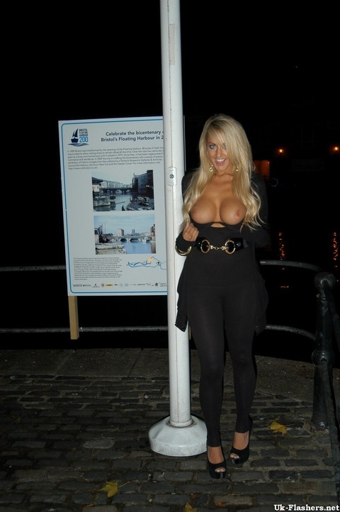 Blonde female from the UK flashes her tits on the street at night | Фото 15