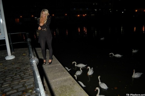 Blonde female from the UK flashes her tits on the street at night | Фото 2